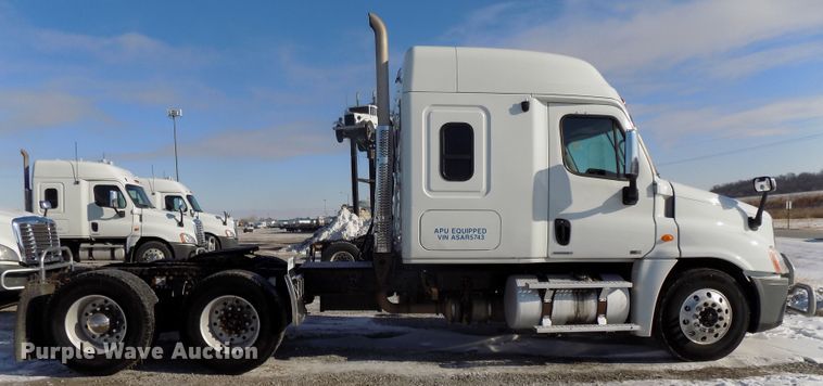 image for item DG2500 2010 Freightliner Cascadia semi truck