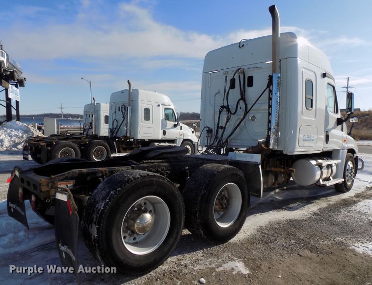 image for item DG2500 2010 Freightliner Cascadia semi truck