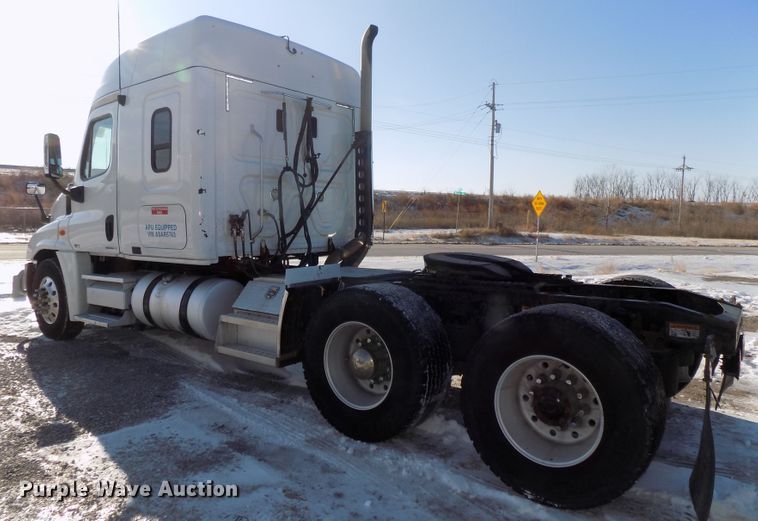 image for item DG2500 2010 Freightliner Cascadia semi truck