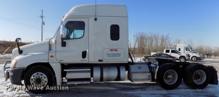 image for item DG2500 2010 Freightliner Cascadia semi truck