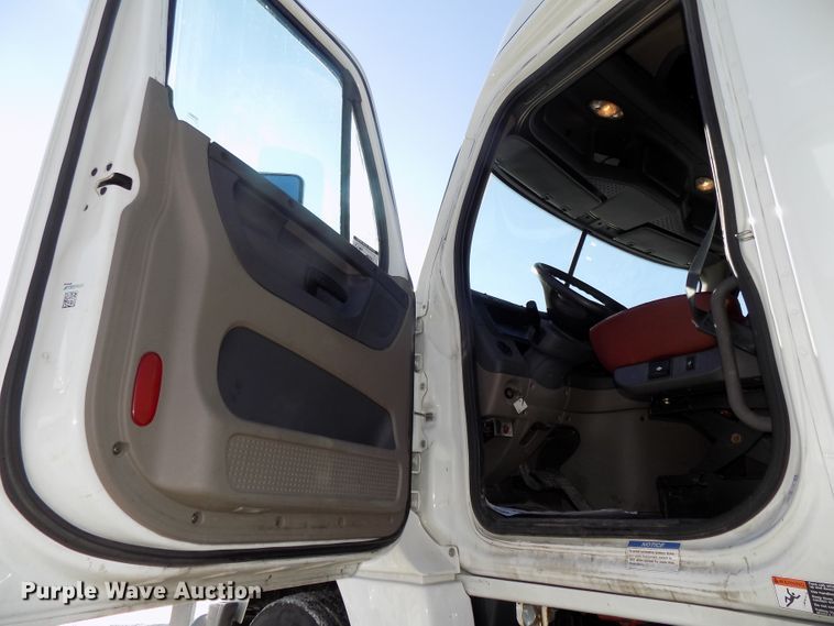 image for item DG2500 2010 Freightliner Cascadia semi truck