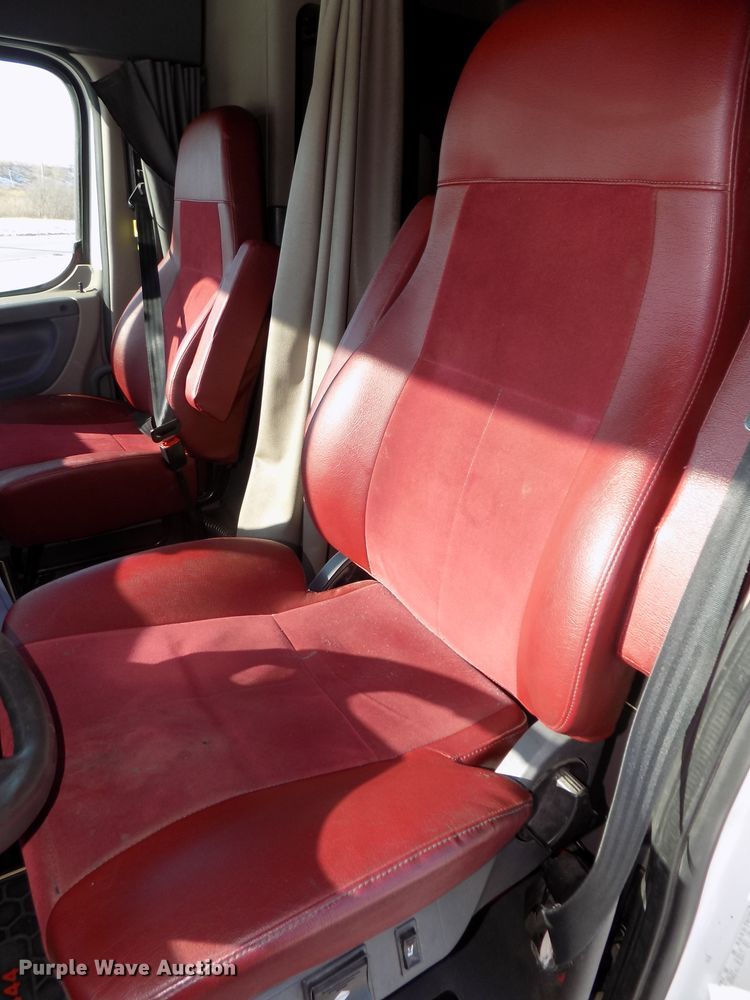 image for item DG2500 2010 Freightliner Cascadia semi truck