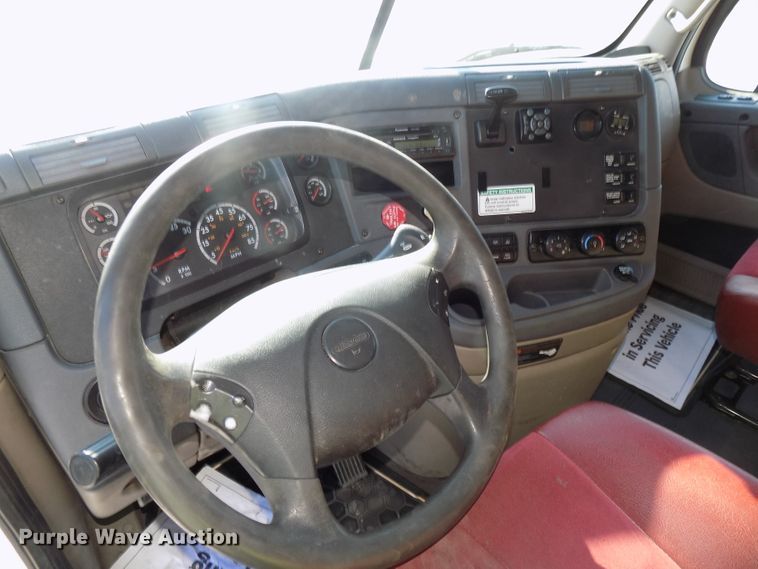 image for item DG2500 2010 Freightliner Cascadia semi truck