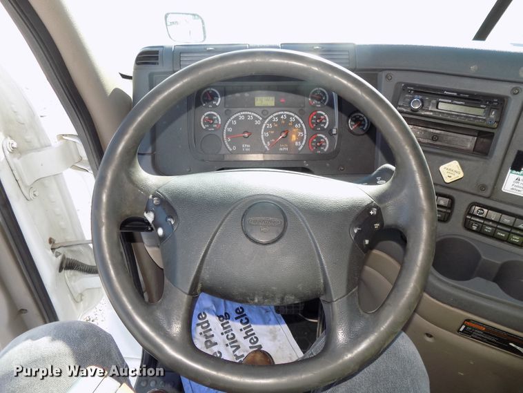 image for item DG2500 2010 Freightliner Cascadia semi truck