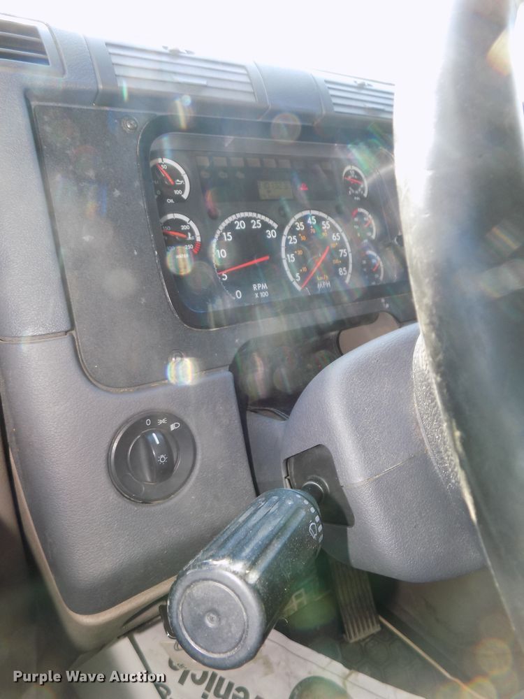 image for item DG2500 2010 Freightliner Cascadia semi truck