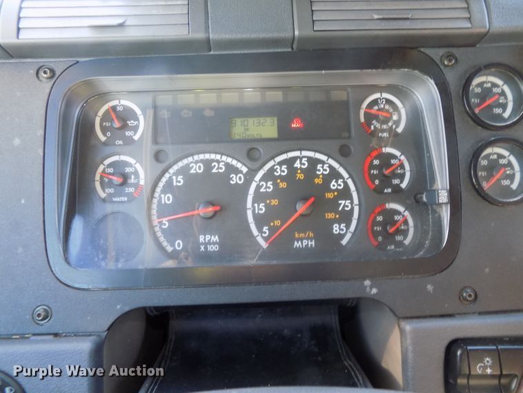 image for item DG2500 2010 Freightliner Cascadia semi truck