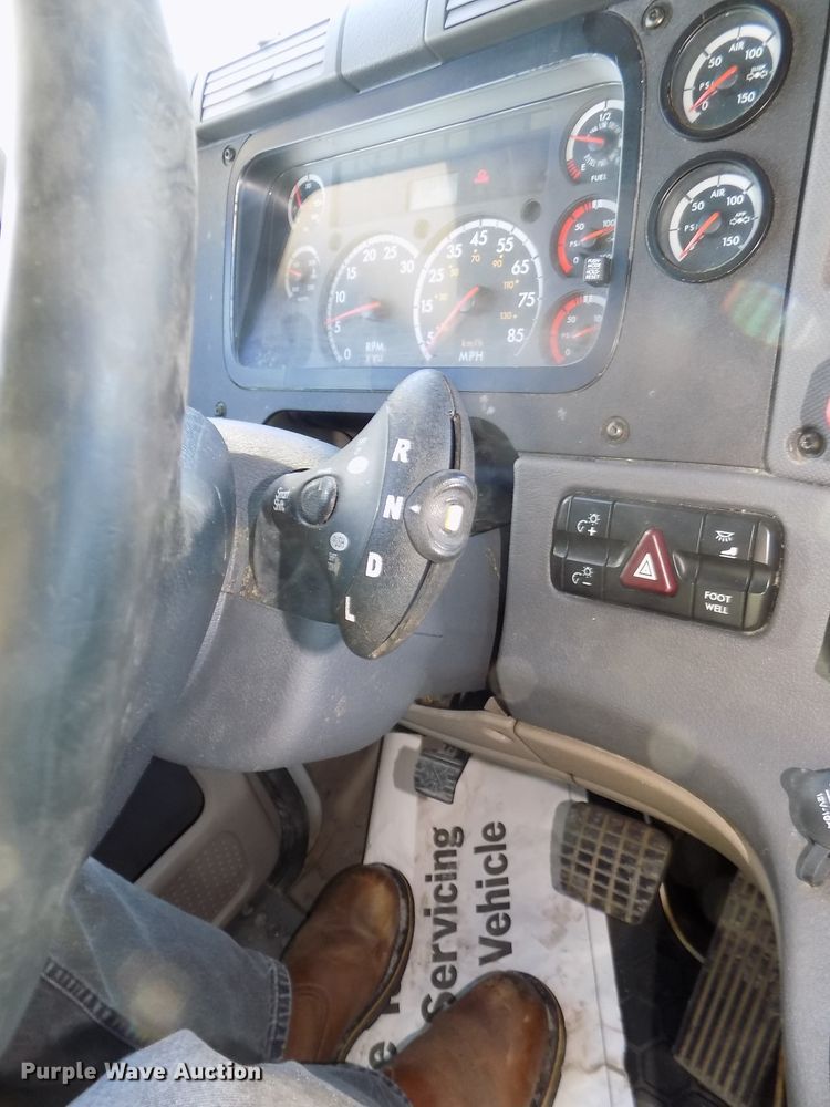 image for item DG2500 2010 Freightliner Cascadia semi truck