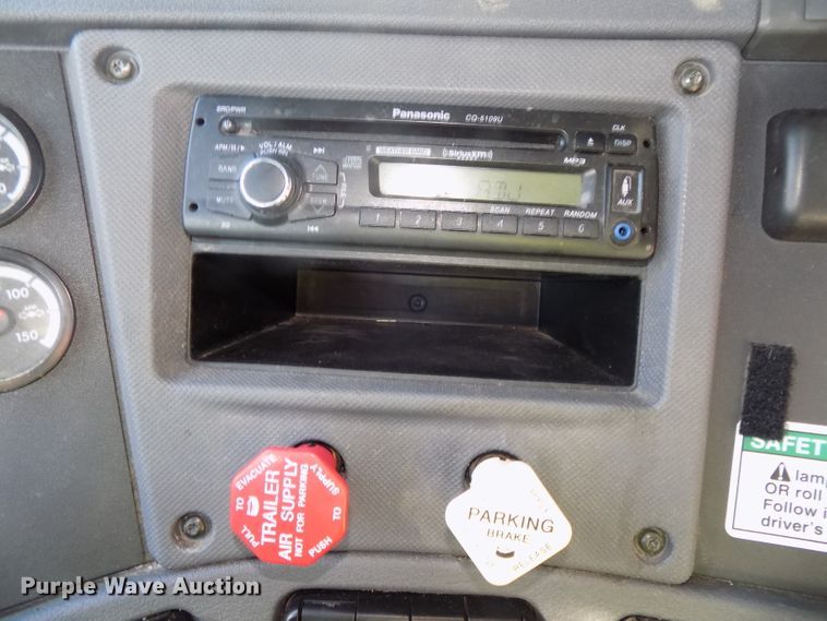 image for item DG2500 2010 Freightliner Cascadia semi truck