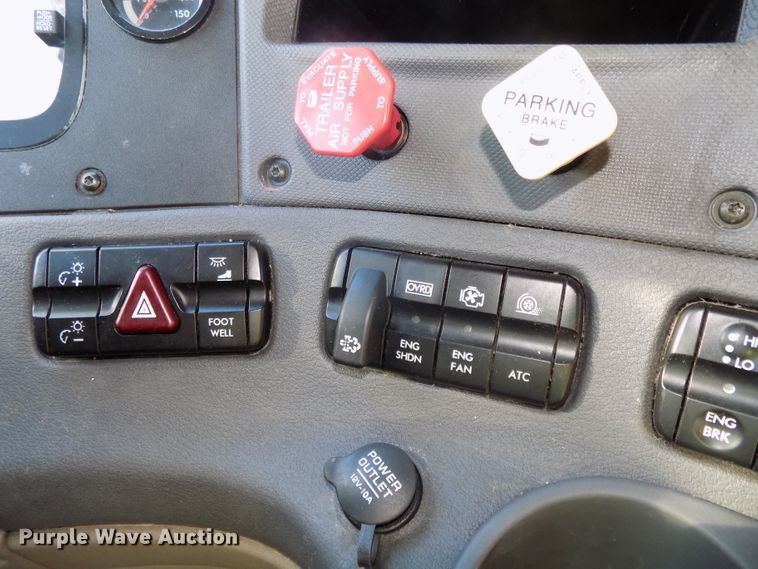 image for item DG2500 2010 Freightliner Cascadia semi truck