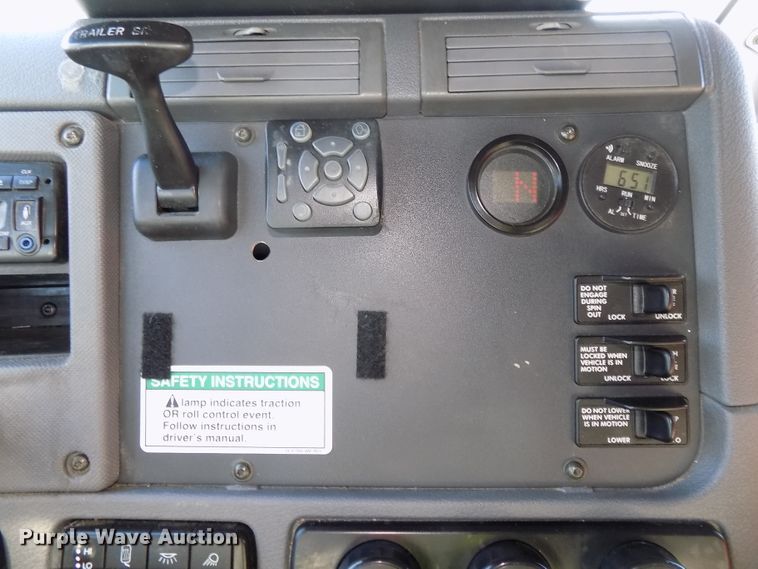 image for item DG2500 2010 Freightliner Cascadia semi truck