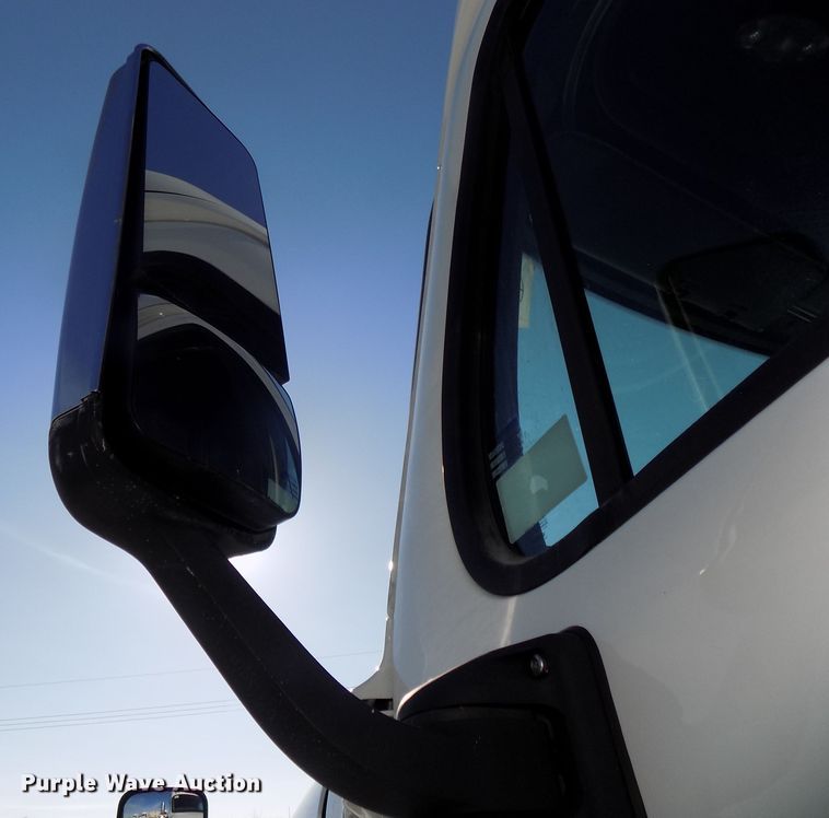 image for item DG2500 2010 Freightliner Cascadia semi truck
