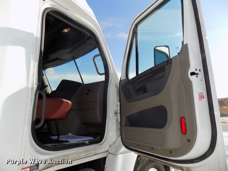 image for item DG2500 2010 Freightliner Cascadia semi truck