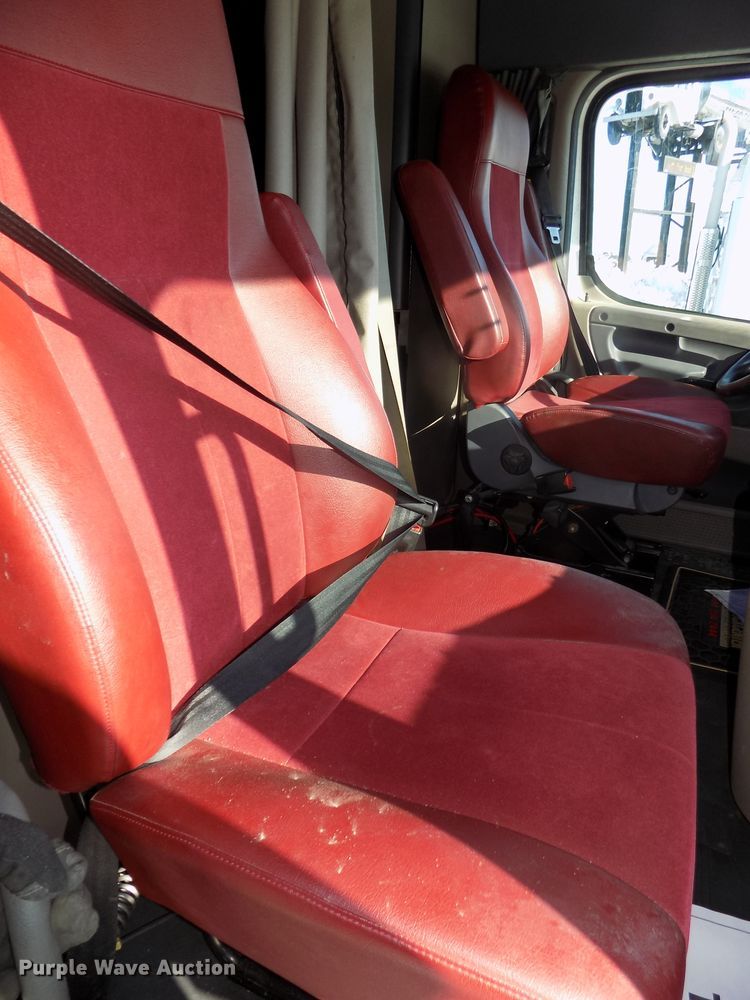 image for item DG2500 2010 Freightliner Cascadia semi truck