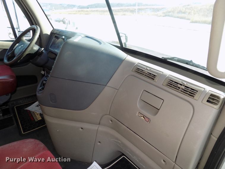 image for item DG2500 2010 Freightliner Cascadia semi truck