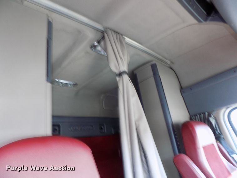 image for item DG2500 2010 Freightliner Cascadia semi truck