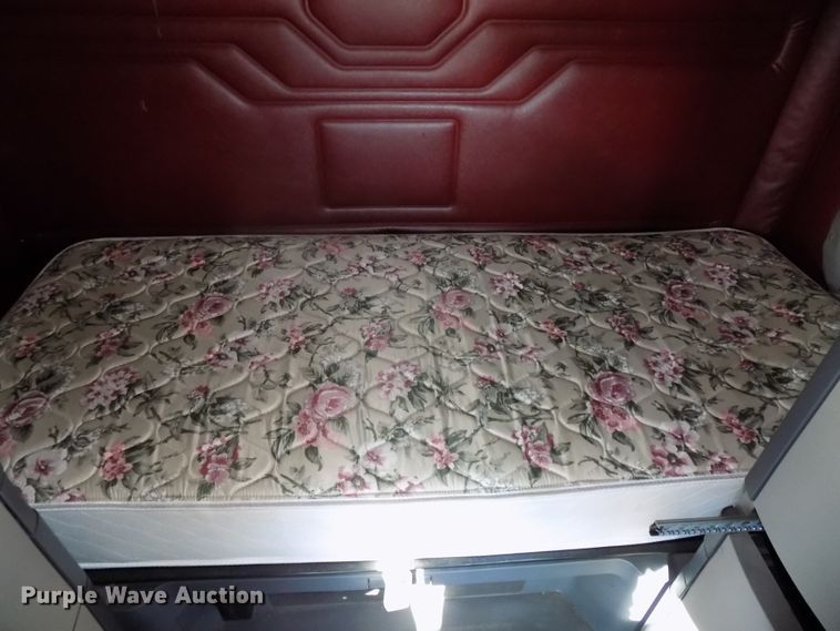 image for item DG2500 2010 Freightliner Cascadia semi truck