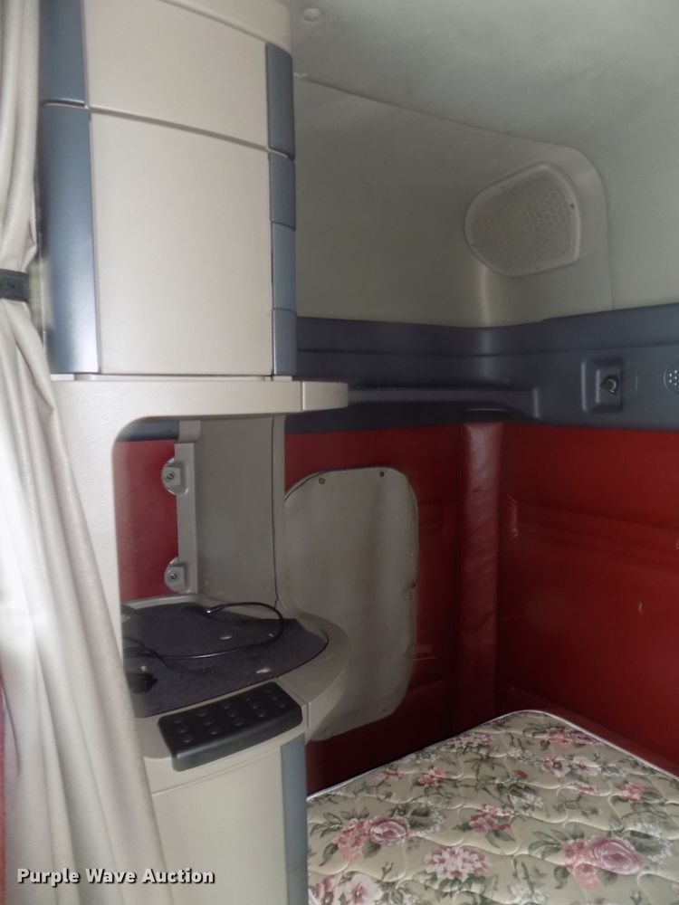 image for item DG2500 2010 Freightliner Cascadia semi truck