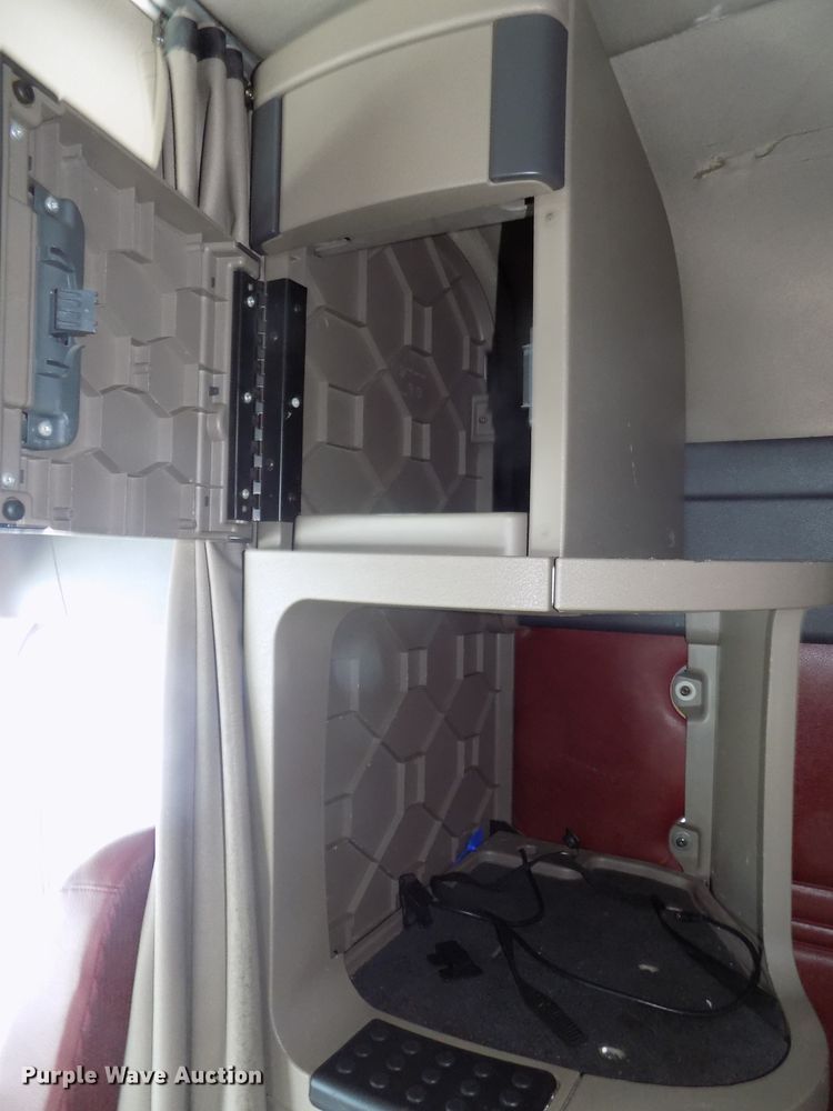 image for item DG2500 2010 Freightliner Cascadia semi truck