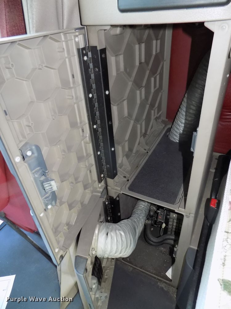 image for item DG2500 2010 Freightliner Cascadia semi truck