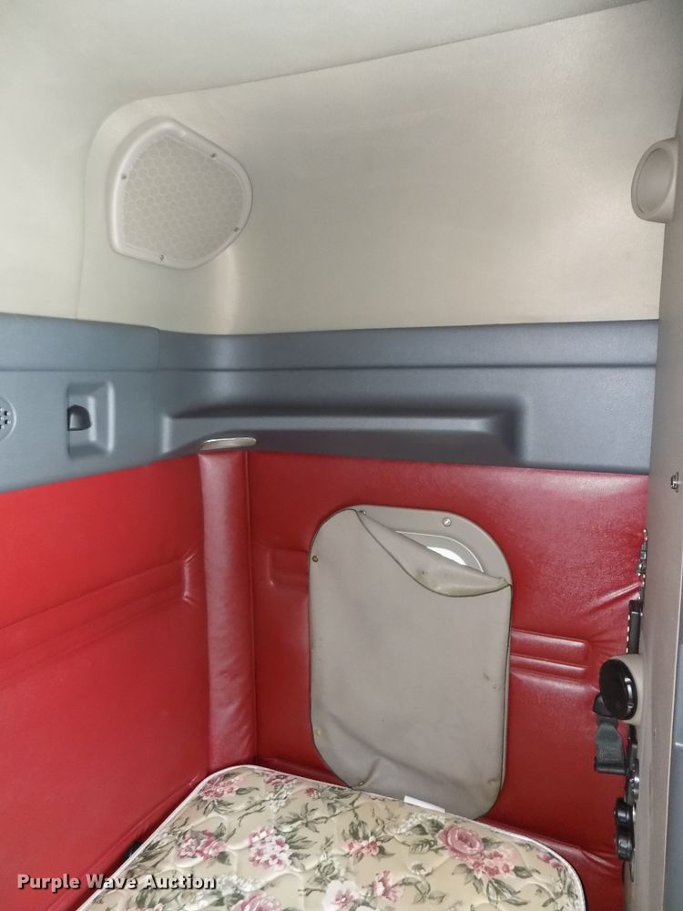 image for item DG2500 2010 Freightliner Cascadia semi truck