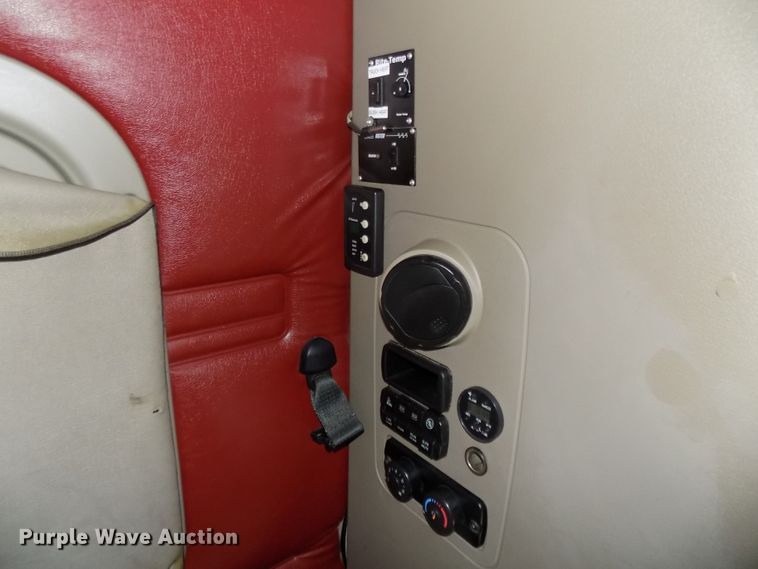 image for item DG2500 2010 Freightliner Cascadia semi truck