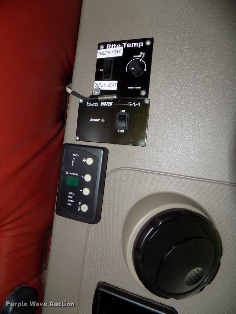 image for item DG2500 2010 Freightliner Cascadia semi truck