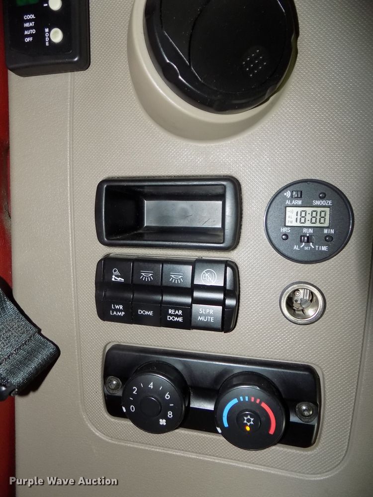 image for item DG2500 2010 Freightliner Cascadia semi truck