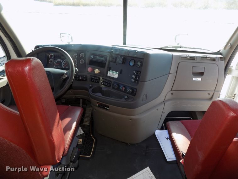 image for item DG2500 2010 Freightliner Cascadia semi truck