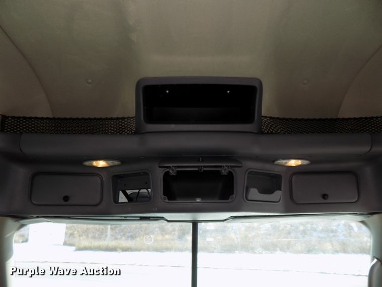 image for item DG2500 2010 Freightliner Cascadia semi truck