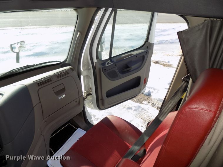 image for item DG2500 2010 Freightliner Cascadia semi truck