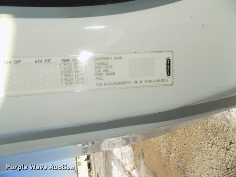 image for item DG2500 2010 Freightliner Cascadia semi truck