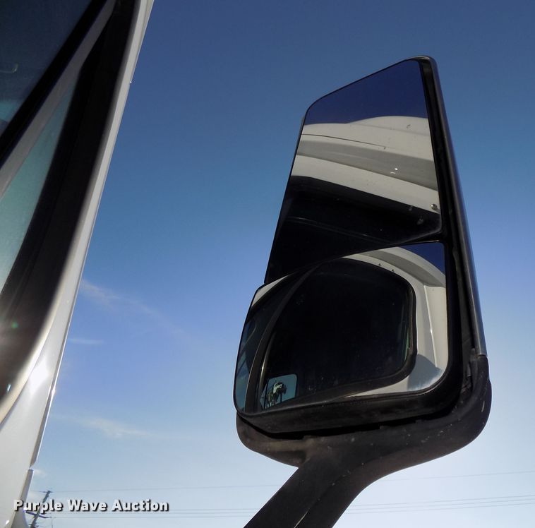 image for item DG2500 2010 Freightliner Cascadia semi truck