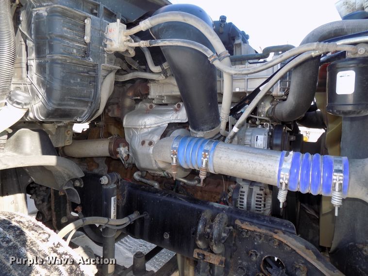 image for item DG2500 2010 Freightliner Cascadia semi truck