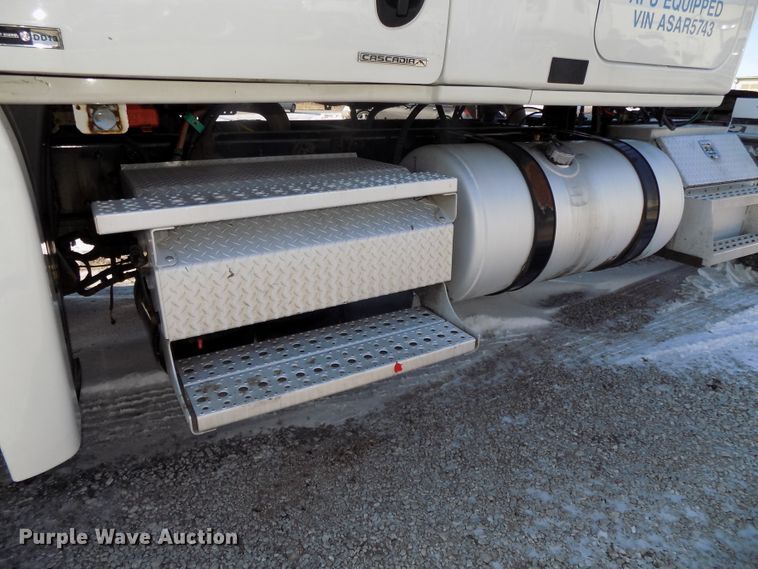 image for item DG2500 2010 Freightliner Cascadia semi truck