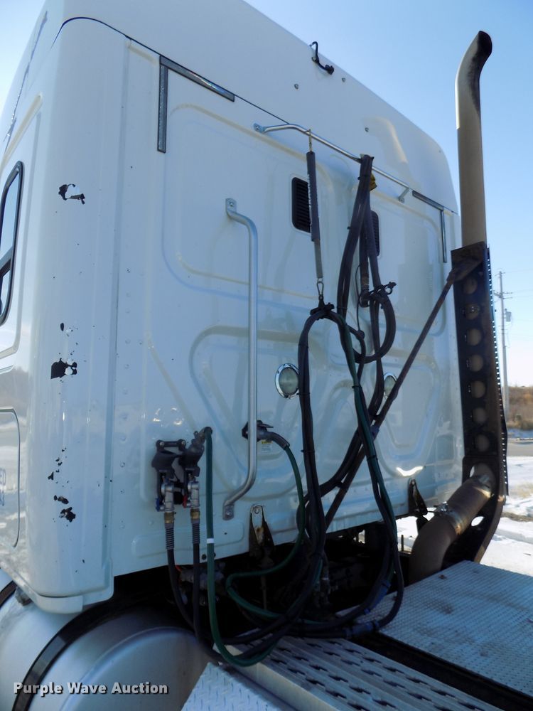 image for item DG2500 2010 Freightliner Cascadia semi truck