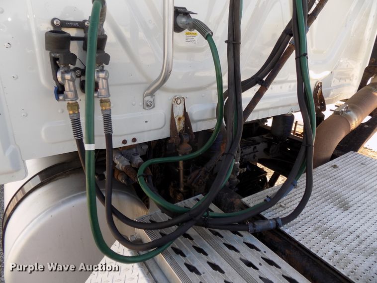 image for item DG2500 2010 Freightliner Cascadia semi truck