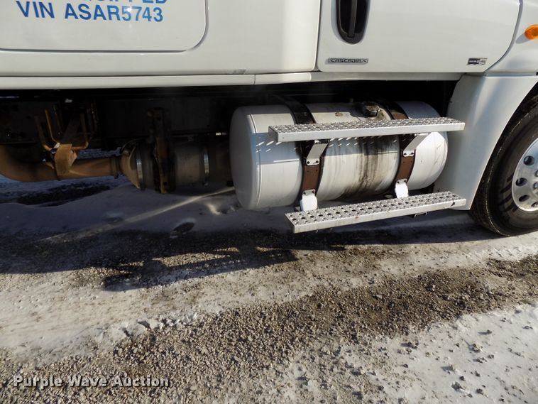 image for item DG2500 2010 Freightliner Cascadia semi truck