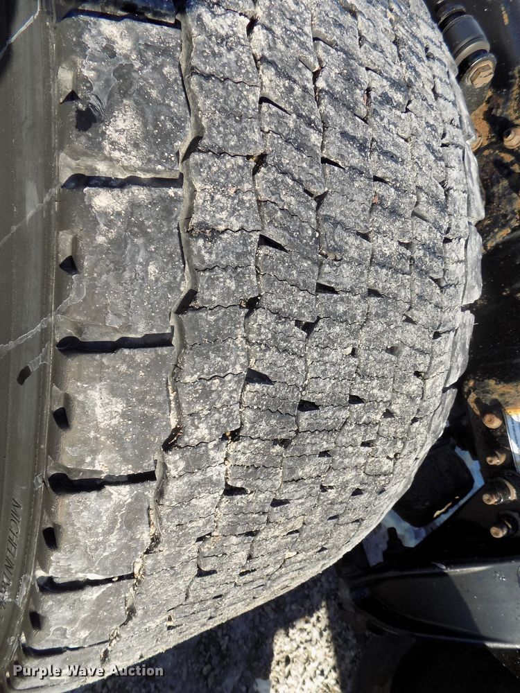 image for item DG2500 2010 Freightliner Cascadia semi truck