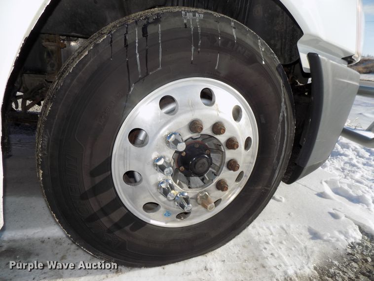 image for item DG2500 2010 Freightliner Cascadia semi truck