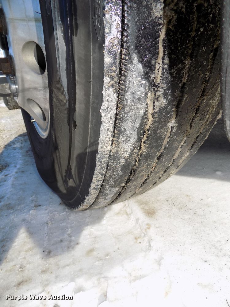 image for item DG2500 2010 Freightliner Cascadia semi truck