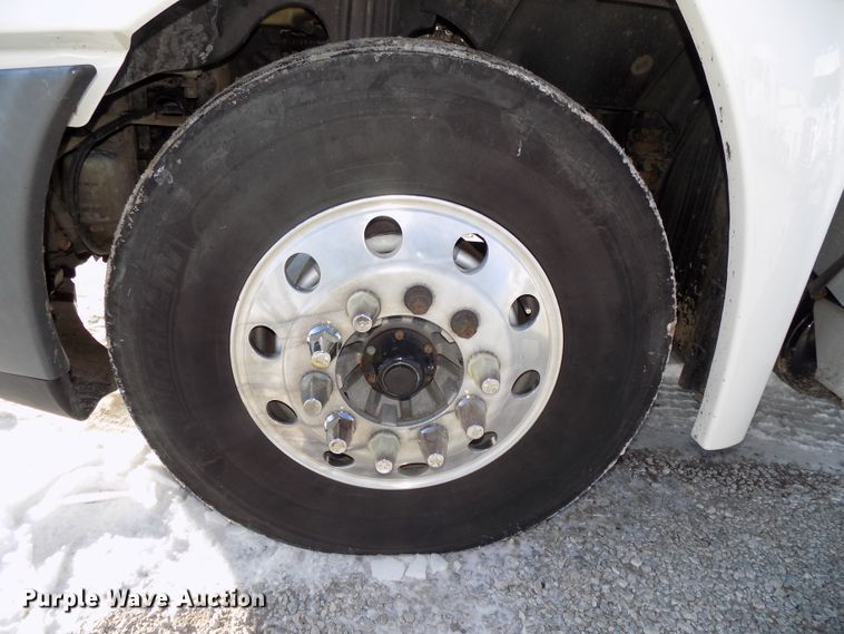 image for item DG2500 2010 Freightliner Cascadia semi truck