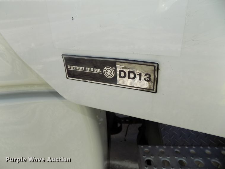 image for item DG2500 2010 Freightliner Cascadia semi truck