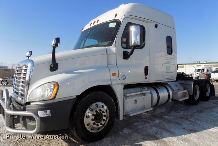 image for item DG2501 2013 Freightliner Cascadia semi truck