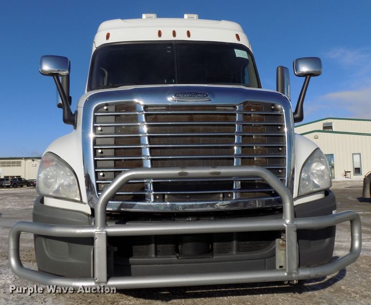 image for item DG2501 2013 Freightliner Cascadia semi truck