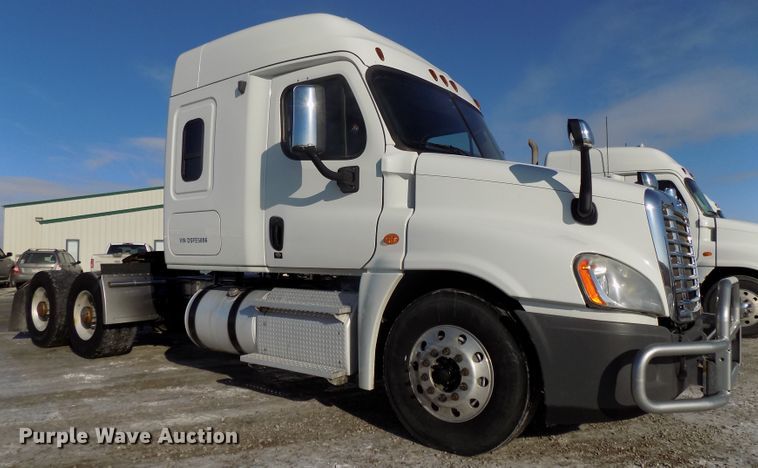 image for item DG2501 2013 Freightliner Cascadia semi truck