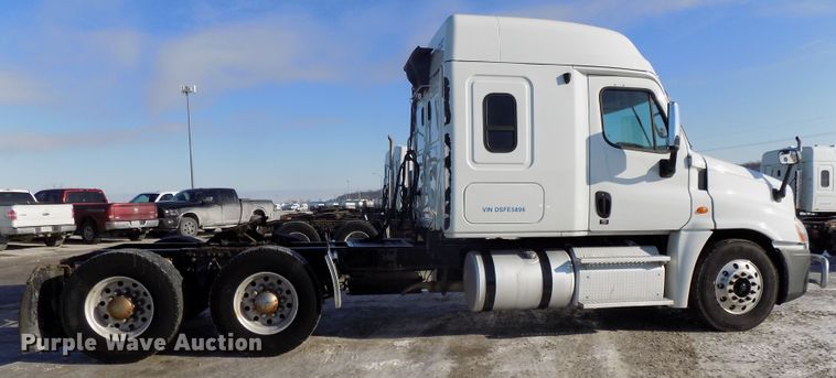 image for item DG2501 2013 Freightliner Cascadia semi truck
