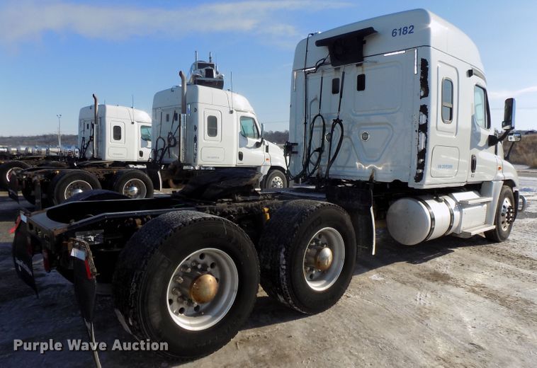 image for item DG2501 2013 Freightliner Cascadia semi truck