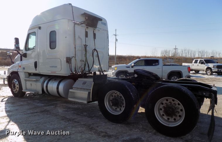 image for item DG2501 2013 Freightliner Cascadia semi truck