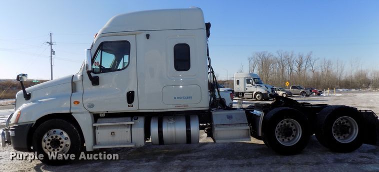 image for item DG2501 2013 Freightliner Cascadia semi truck