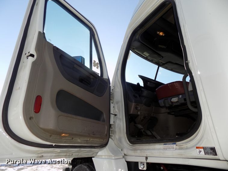 image for item DG2501 2013 Freightliner Cascadia semi truck